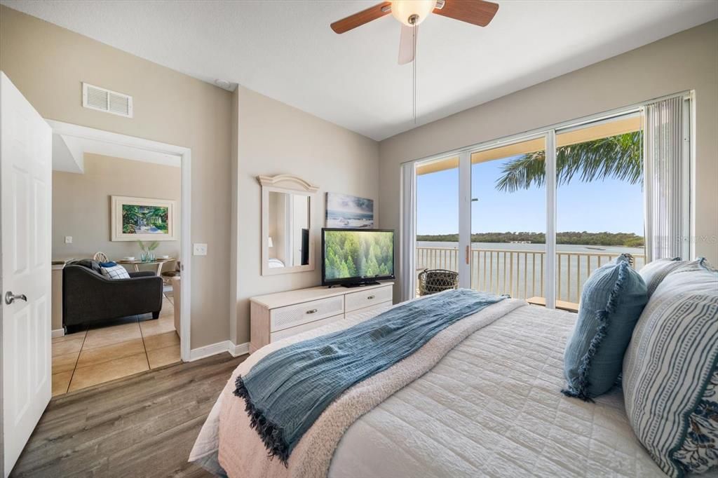 For Sale: $415,000 (2 beds, 2 baths, 703 Square Feet)