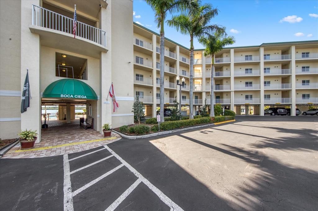 For Sale: $415,000 (2 beds, 2 baths, 703 Square Feet)