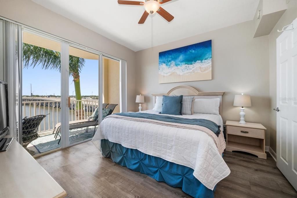 For Sale: $415,000 (2 beds, 2 baths, 703 Square Feet)