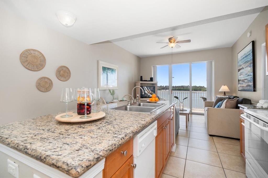 For Sale: $415,000 (2 beds, 2 baths, 703 Square Feet)