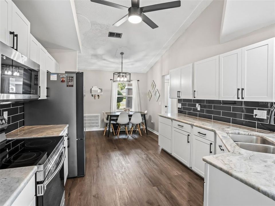 En Venta: $329,900 (3 camas, 2 baños, 2375 Pies cuadrados)