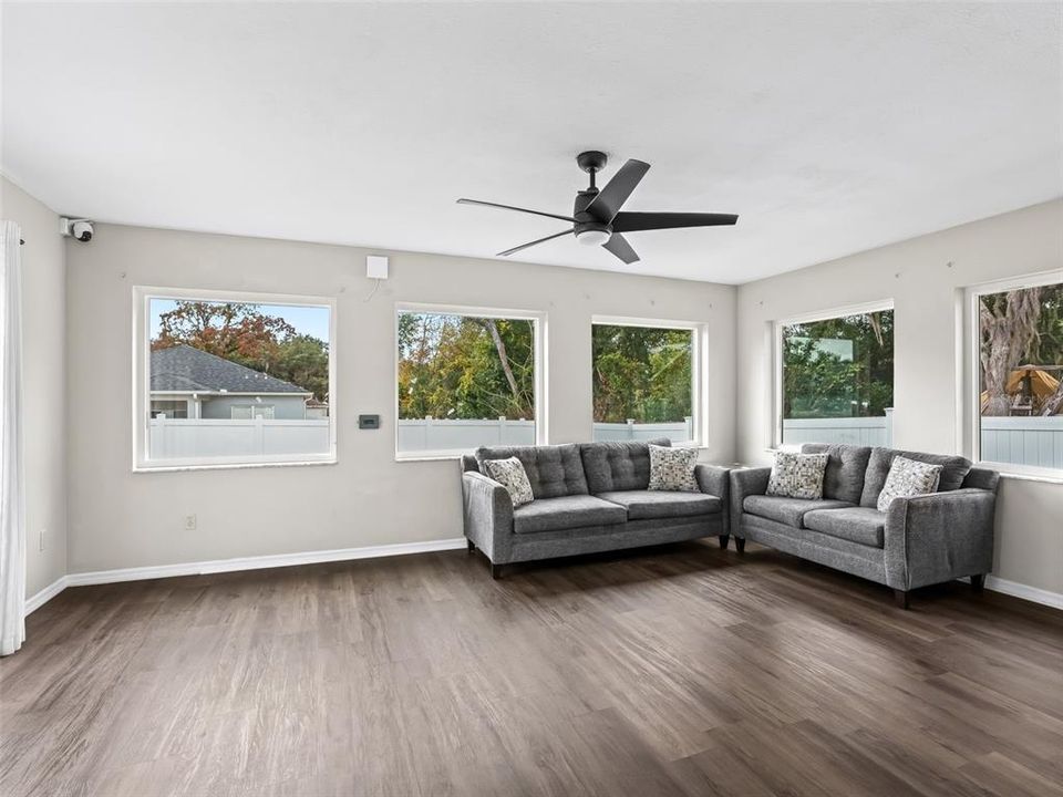 En Venta: $329,900 (3 camas, 2 baños, 2375 Pies cuadrados)