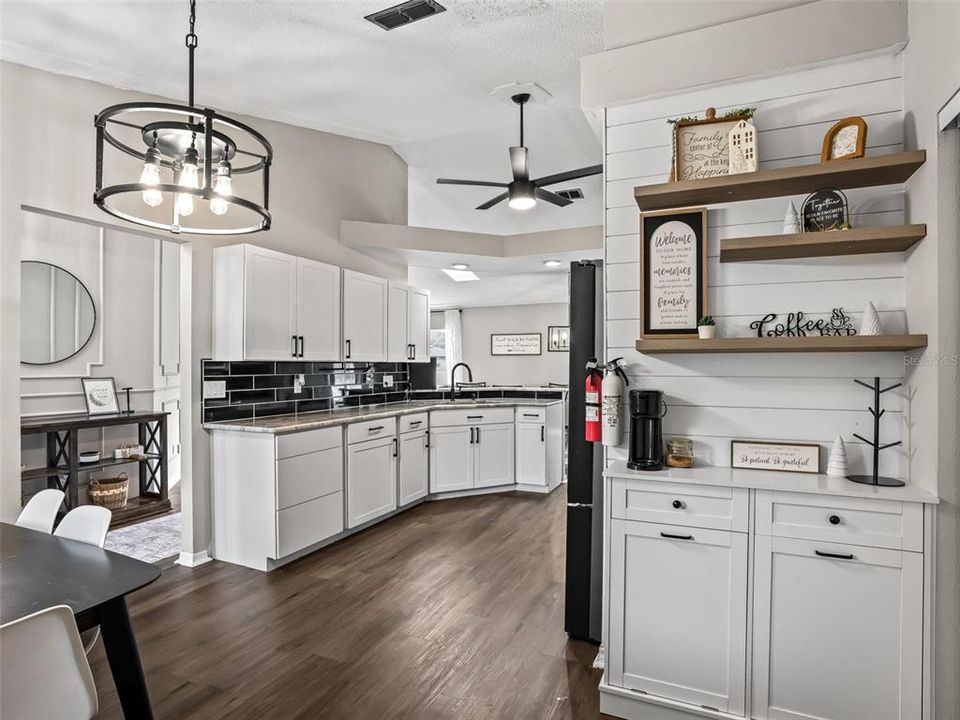 En Venta: $329,900 (3 camas, 2 baños, 2375 Pies cuadrados)