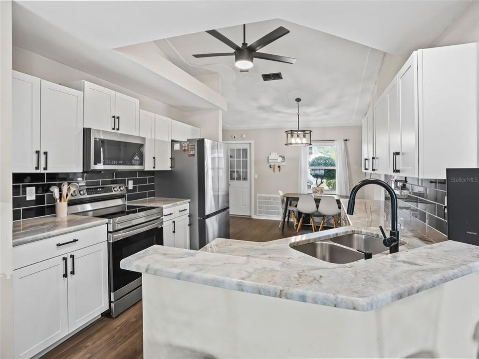 En Venta: $329,900 (3 camas, 2 baños, 2375 Pies cuadrados)