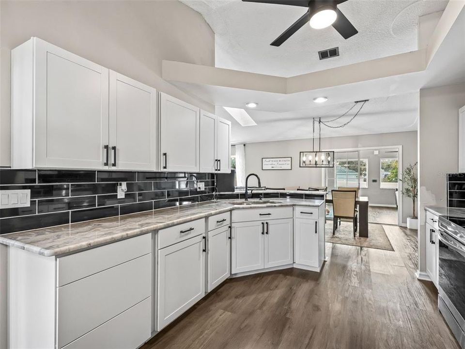 En Venta: $329,900 (3 camas, 2 baños, 2375 Pies cuadrados)