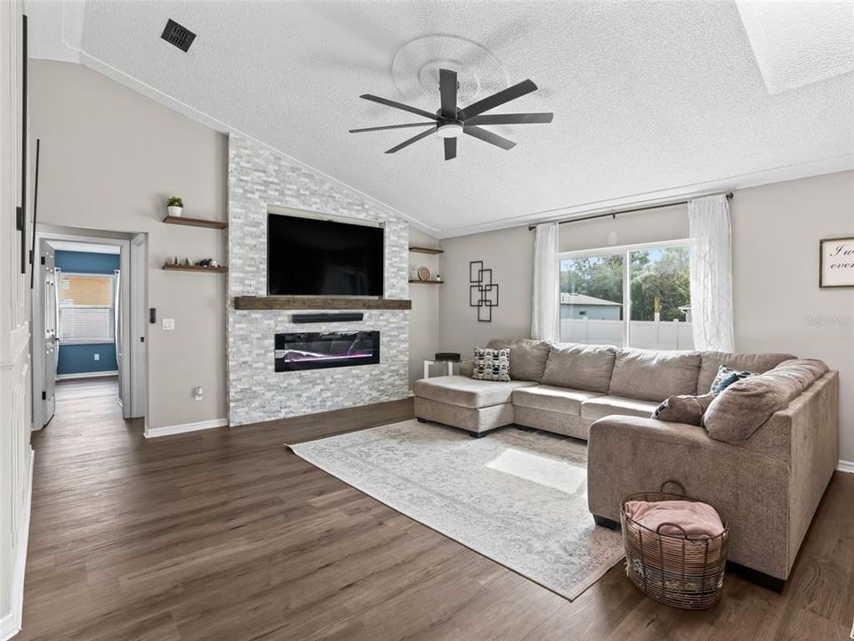 En Venta: $329,900 (3 camas, 2 baños, 2375 Pies cuadrados)