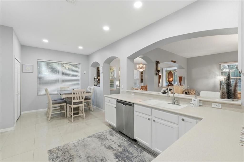 На продажу: $750,000 (6 спален, 3 ванн, 3635 Квадратных фут)