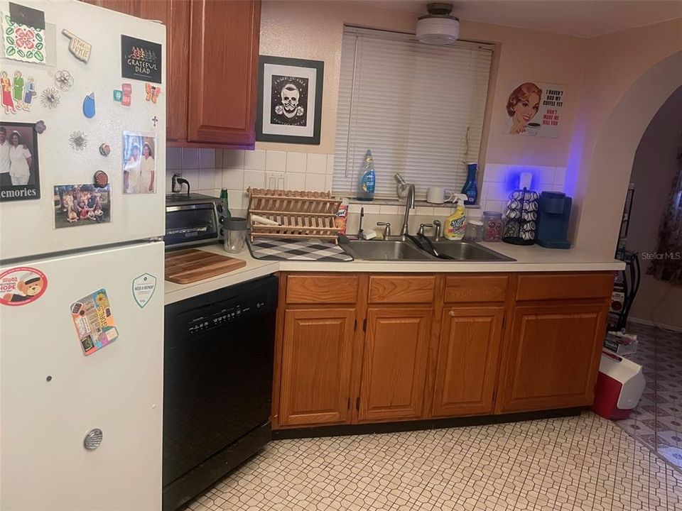 For Sale: $300,000 (2 beds, 2 baths, 1718 Square Feet)