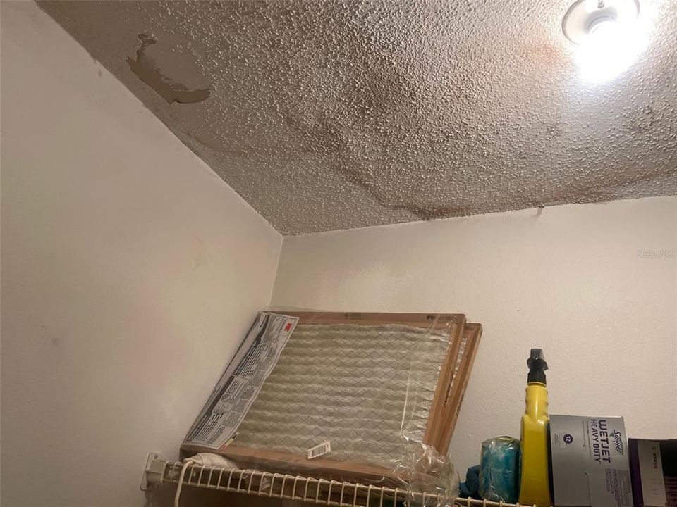 For Sale: $300,000 (2 beds, 2 baths, 1718 Square Feet)