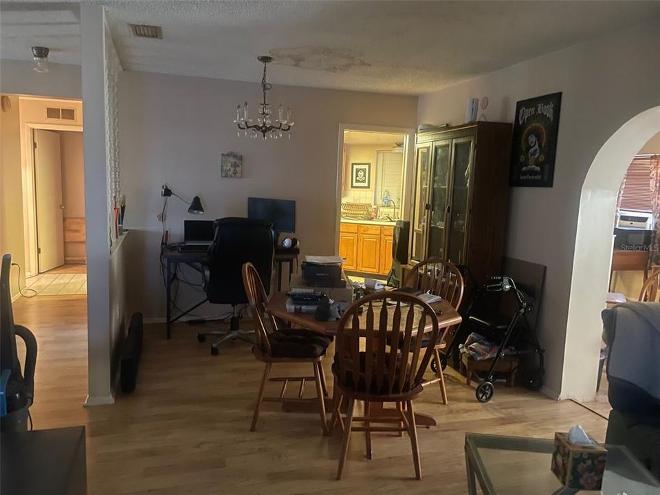 For Sale: $300,000 (2 beds, 2 baths, 1718 Square Feet)