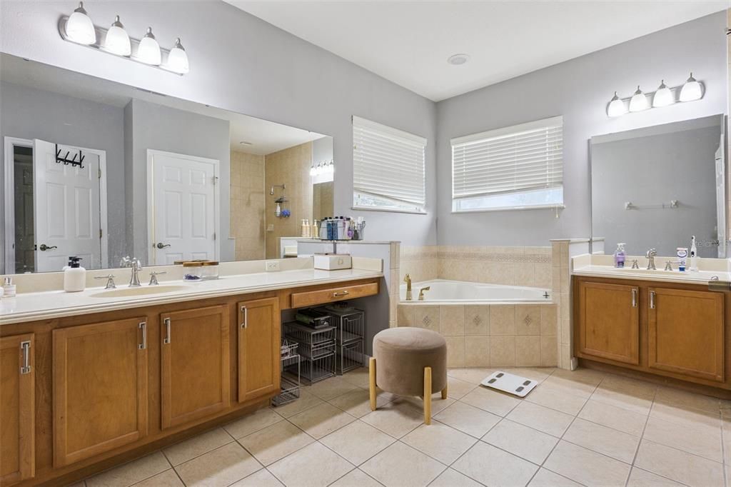 На продажу: $575,000 (4 спален, 4 ванн, 3459 Квадратных фут)