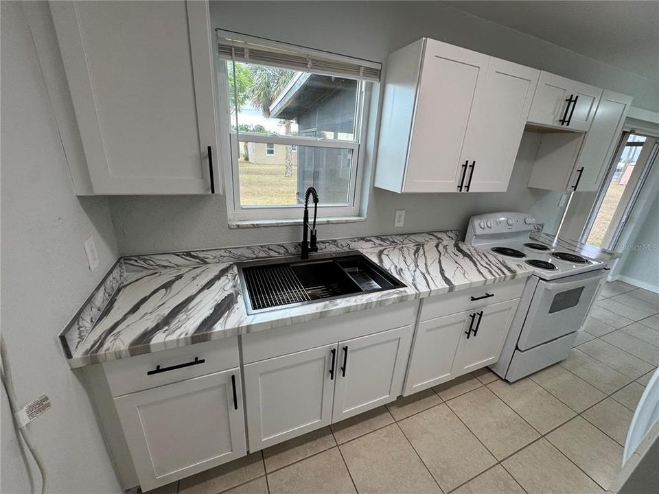 For Rent: $1,450 (2 beds, 1 baths, 812 Square Feet)