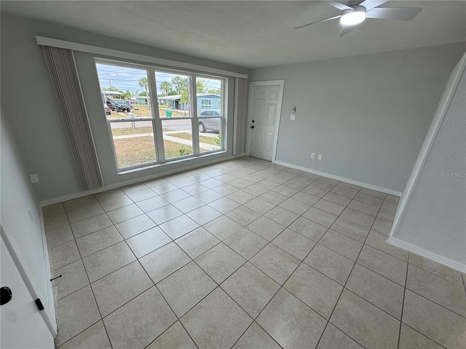 For Rent: $1,450 (2 beds, 1 baths, 812 Square Feet)