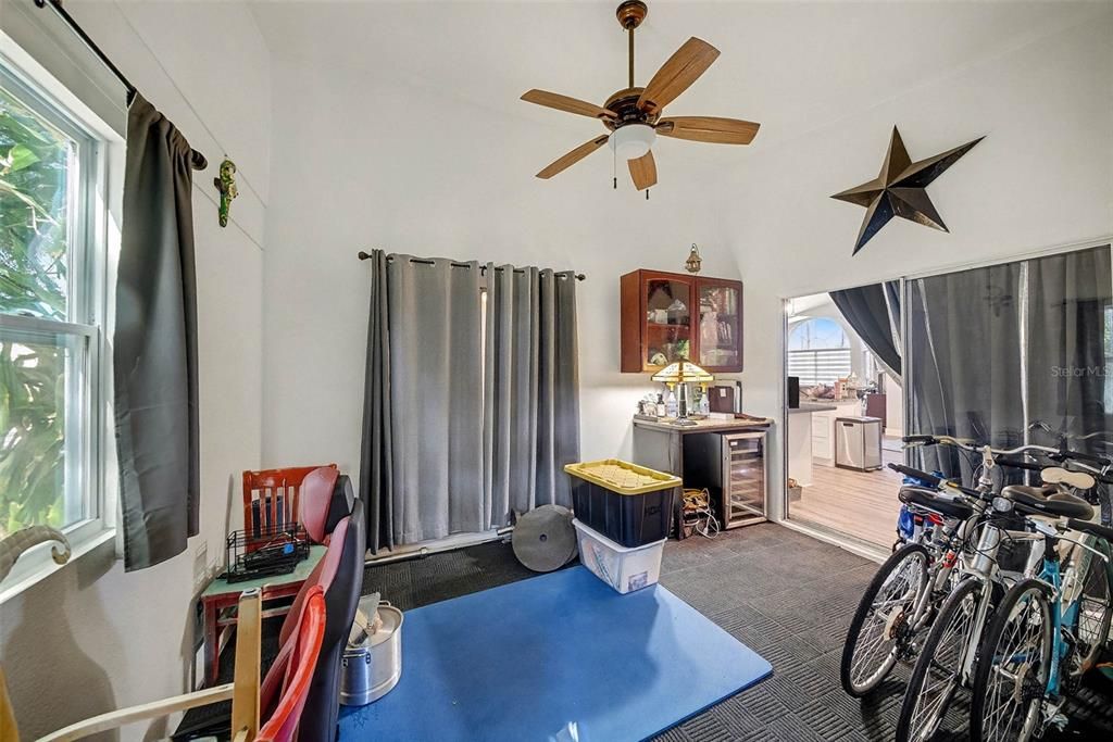 На продажу: $230,000 (2 спален, 2 ванн, 1310 Квадратных фут)