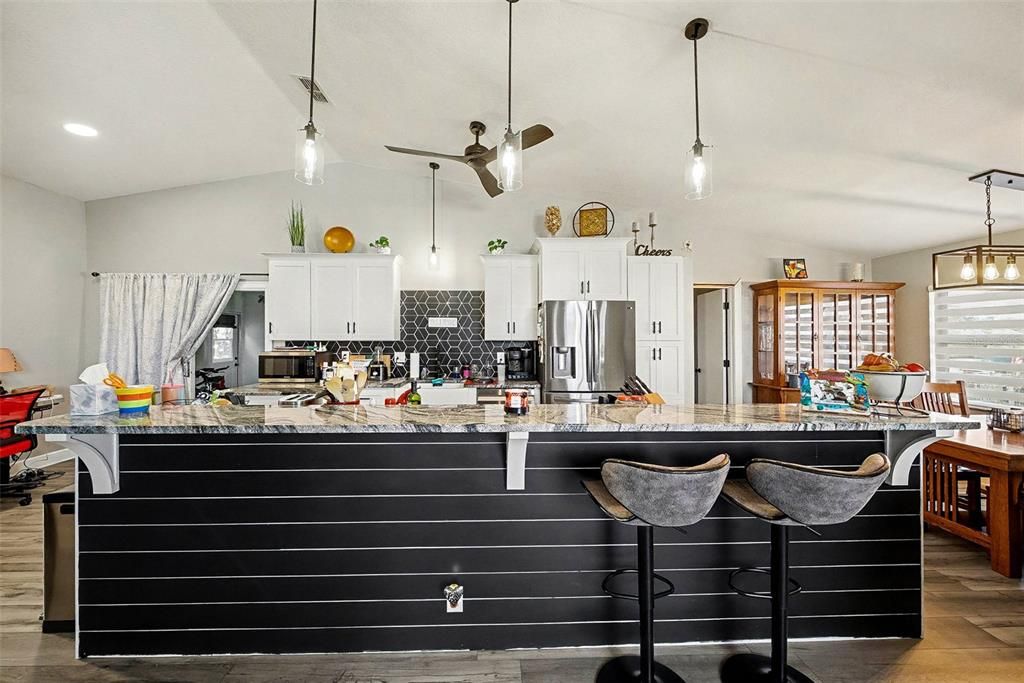 На продажу: $230,000 (2 спален, 2 ванн, 1310 Квадратных фут)