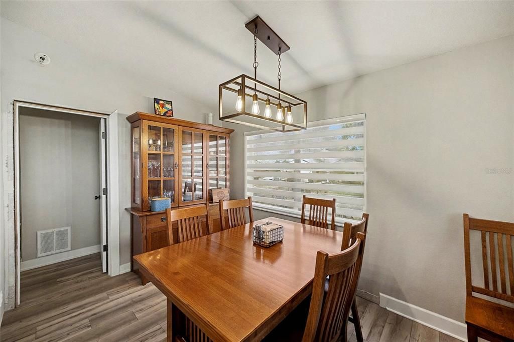 На продажу: $230,000 (2 спален, 2 ванн, 1310 Квадратных фут)