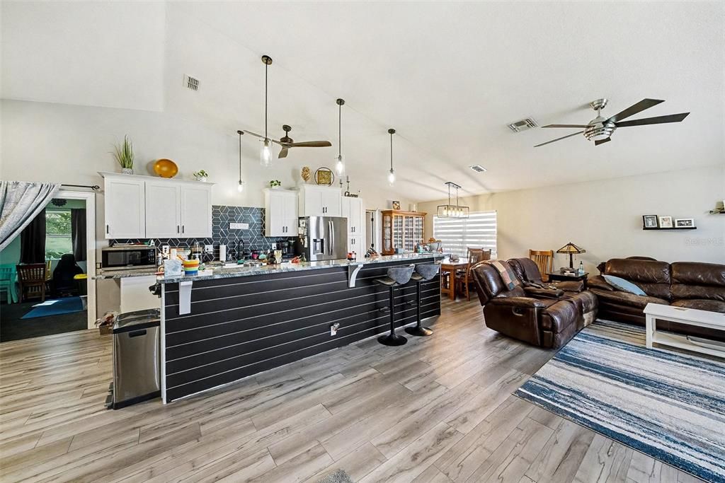 На продажу: $230,000 (2 спален, 2 ванн, 1310 Квадратных фут)