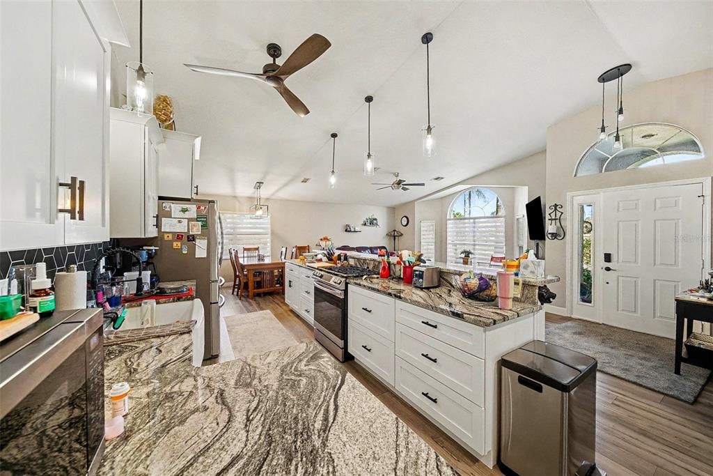 На продажу: $230,000 (2 спален, 2 ванн, 1310 Квадратных фут)