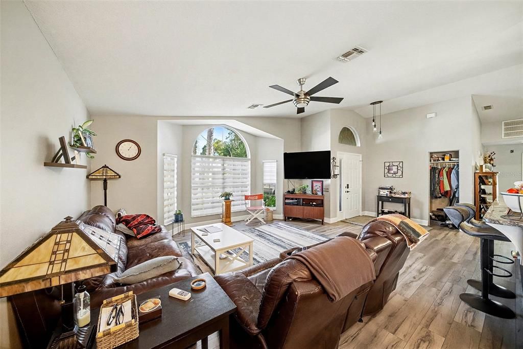 На продажу: $230,000 (2 спален, 2 ванн, 1310 Квадратных фут)