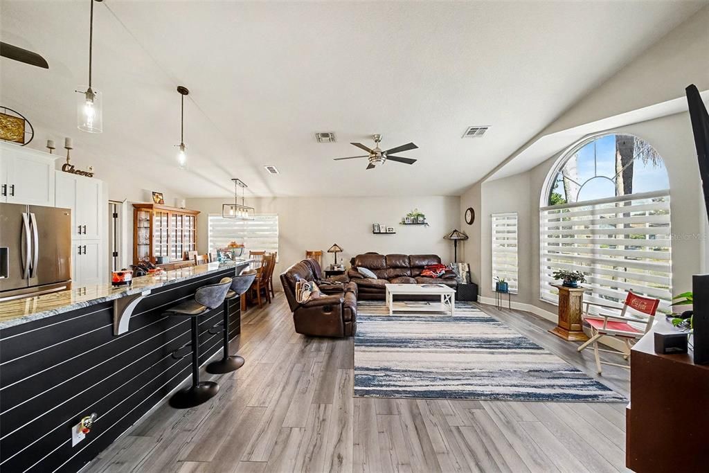 На продажу: $230,000 (2 спален, 2 ванн, 1310 Квадратных фут)