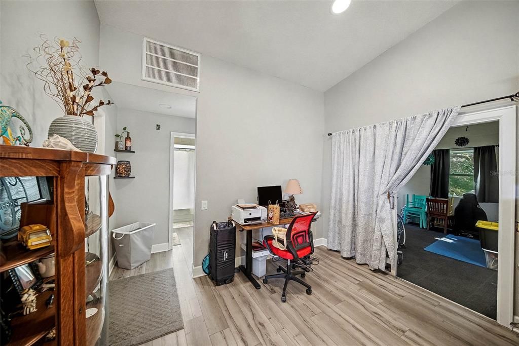 На продажу: $230,000 (2 спален, 2 ванн, 1310 Квадратных фут)