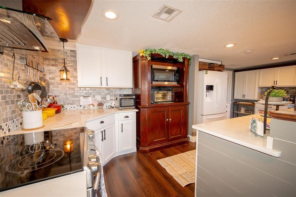 For Sale: $580,000 (4 beds, 2 baths, 2610 Square Feet)