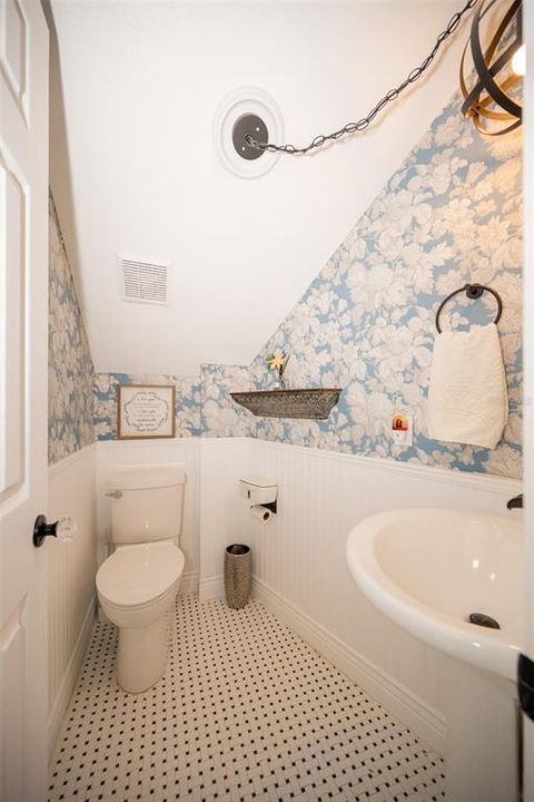 For Sale: $580,000 (4 beds, 2 baths, 2610 Square Feet)