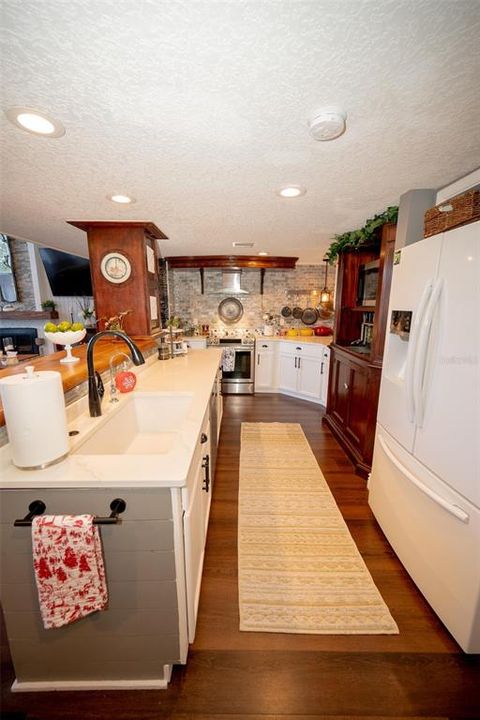 For Sale: $580,000 (4 beds, 2 baths, 2610 Square Feet)