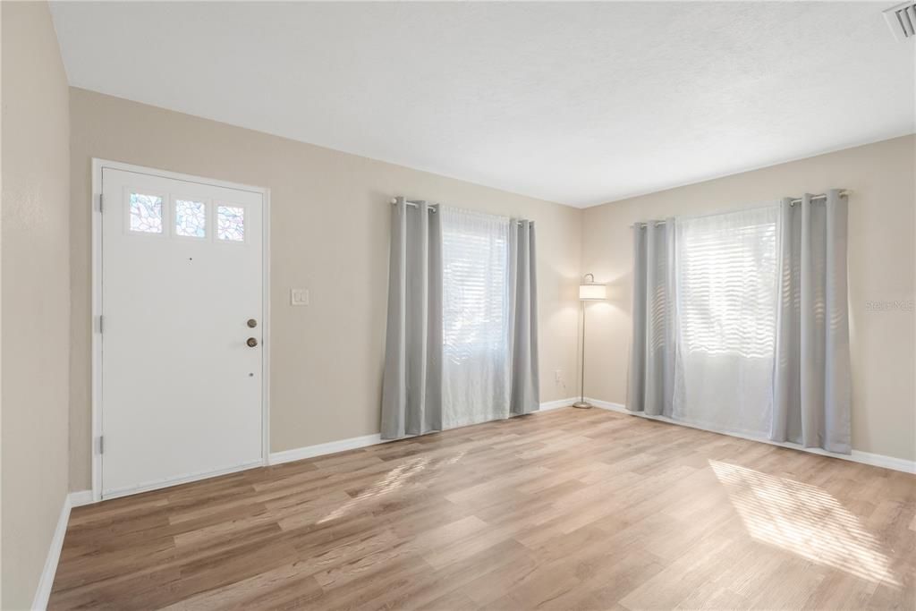 待售: $410,000 (2 贝兹, 1 浴室, 1218 平方英尺)