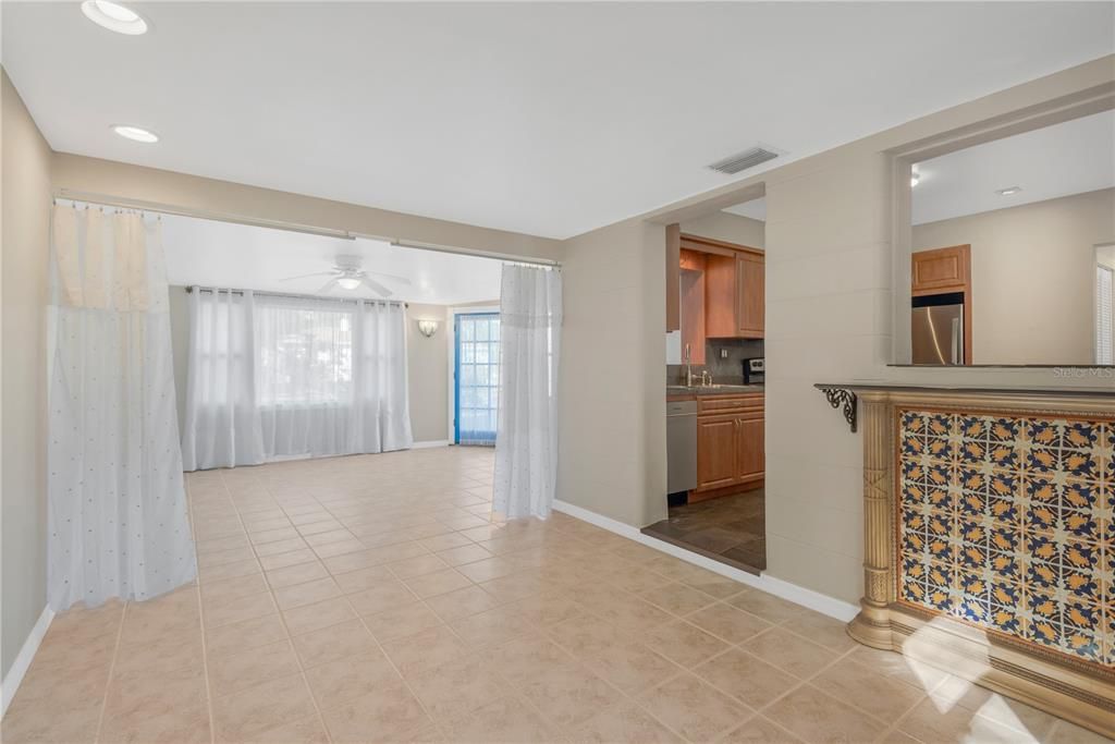 待售: $410,000 (2 贝兹, 1 浴室, 1218 平方英尺)