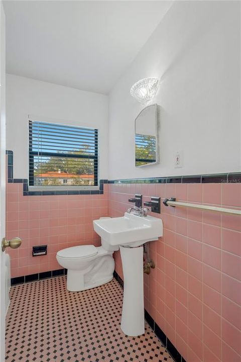 待售: $410,000 (2 贝兹, 1 浴室, 1218 平方英尺)