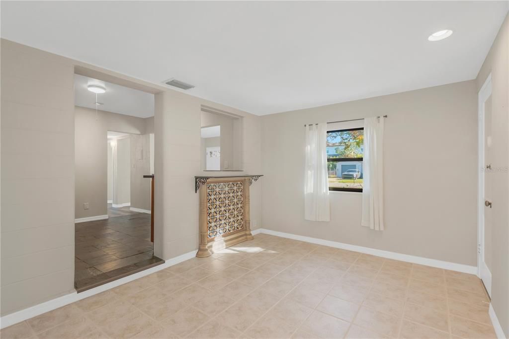 待售: $410,000 (2 贝兹, 1 浴室, 1218 平方英尺)