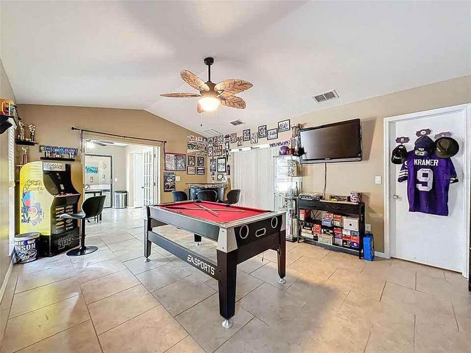 For Sale: $385,000 (4 beds, 2 baths, 1964 Square Feet)