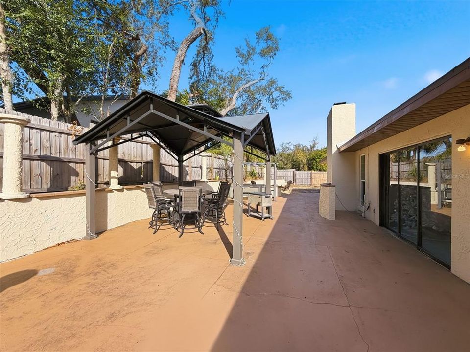 For Sale: $385,000 (4 beds, 2 baths, 1964 Square Feet)