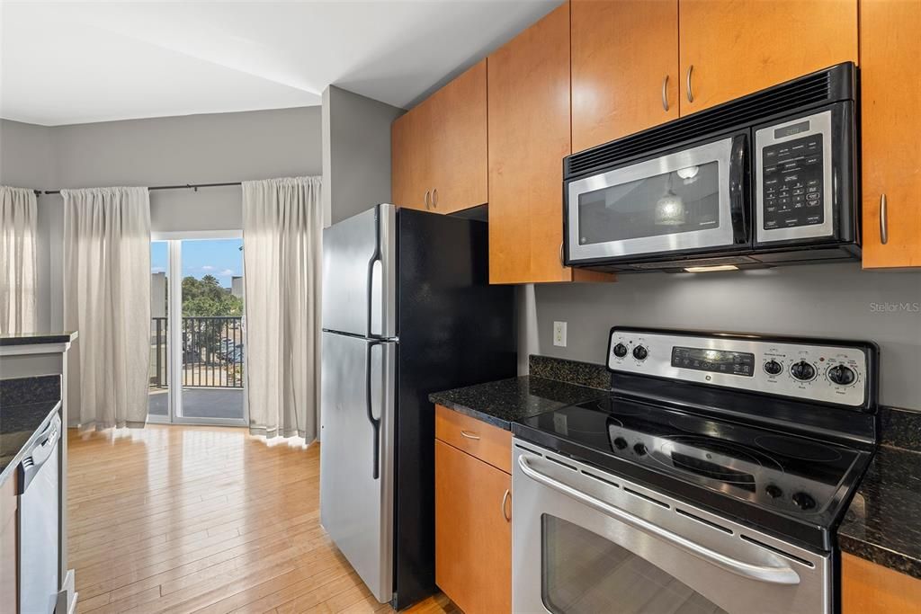 出租: $3,100 (2 贝兹, 2 浴室, 1038 平方英尺)