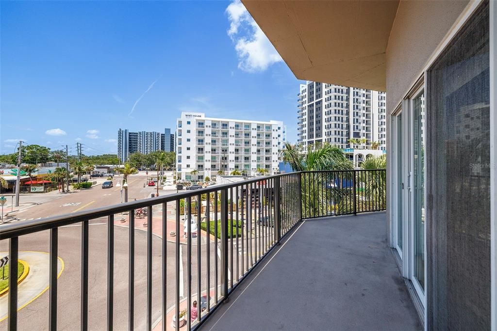 出租: $3,100 (2 贝兹, 2 浴室, 1038 平方英尺)