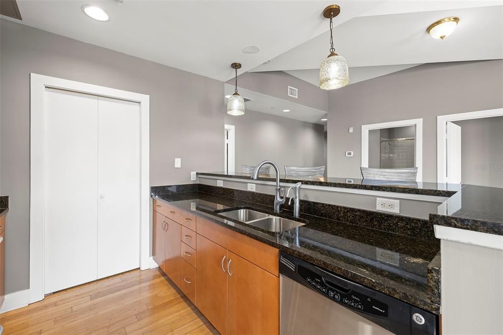 出租: $3,100 (2 贝兹, 2 浴室, 1038 平方英尺)