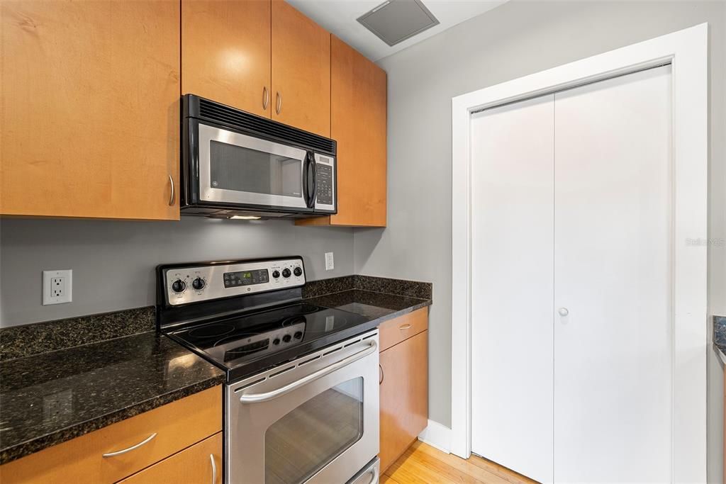 出租: $3,100 (2 贝兹, 2 浴室, 1038 平方英尺)