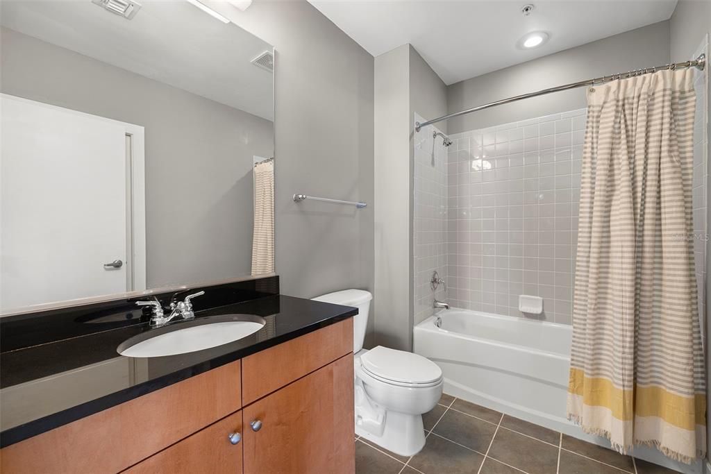 出租: $3,100 (2 贝兹, 2 浴室, 1038 平方英尺)