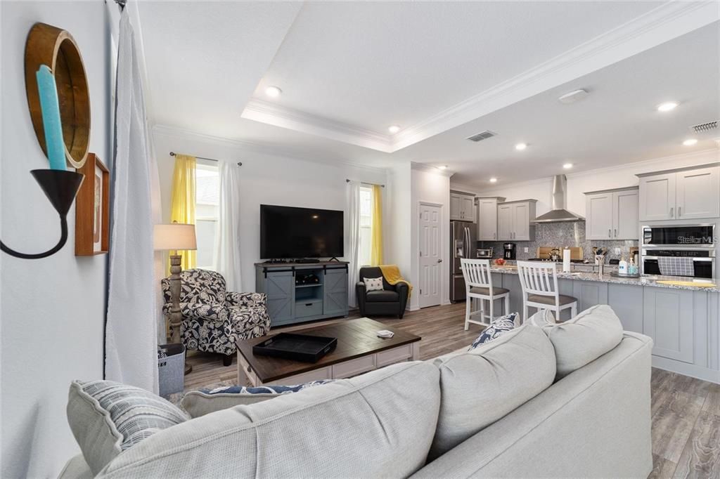 For Rent: $2,400 (2 beds, 2 baths, 1958 Square Feet)