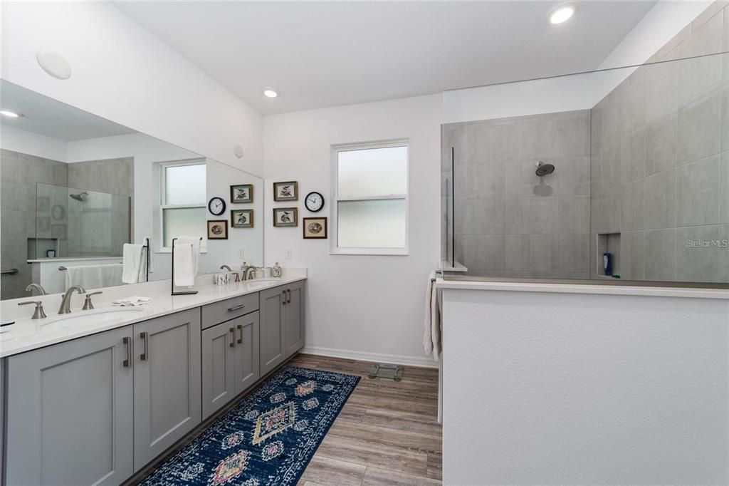 For Rent: $2,400 (2 beds, 2 baths, 1958 Square Feet)