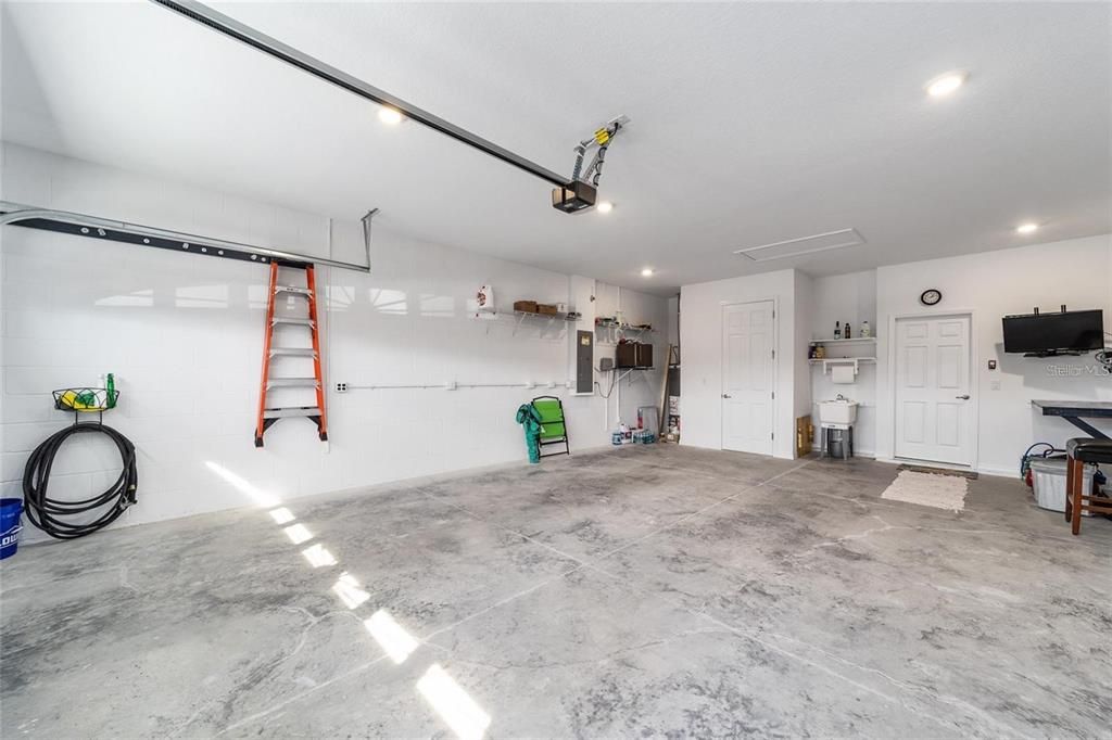 For Rent: $2,400 (2 beds, 2 baths, 1958 Square Feet)