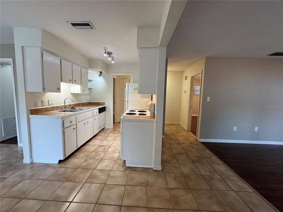 出租: $1,795 (2 贝兹, 1 浴室, 912 平方英尺)