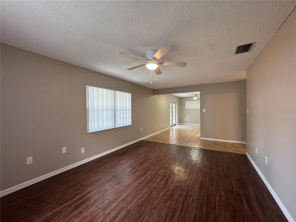 出租: $1,795 (2 贝兹, 1 浴室, 912 平方英尺)