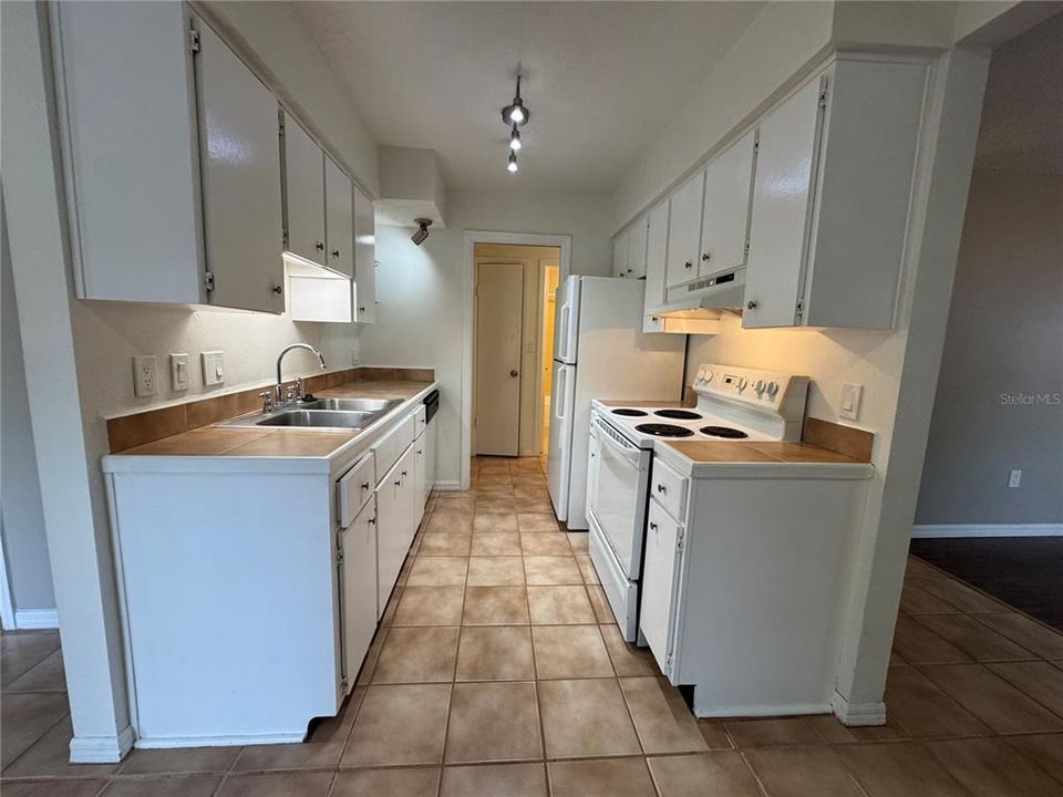 出租: $1,795 (2 贝兹, 1 浴室, 912 平方英尺)