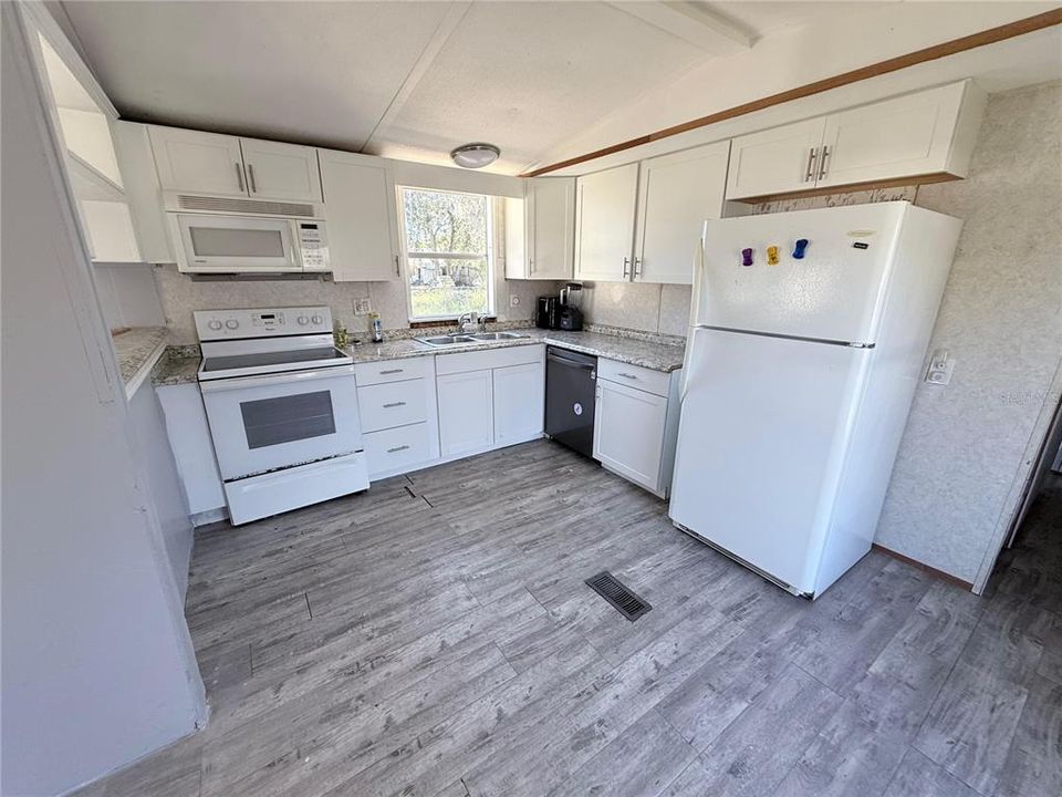 For Sale: $155,000 (4 beds, 2 baths, 1006 Square Feet)