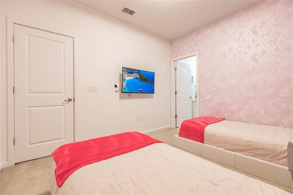 For Sale: $720,000 (6 beds, 6 baths, 3668 Square Feet)