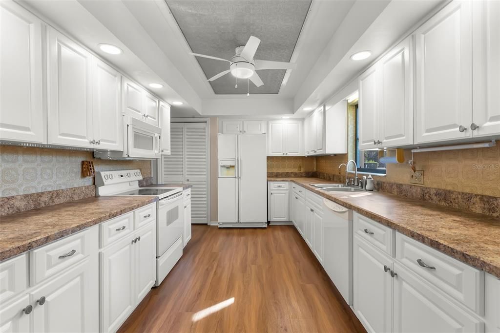 На продажу: $499,900 (3 спален, 2 ванн, 2613 Квадратных фут)