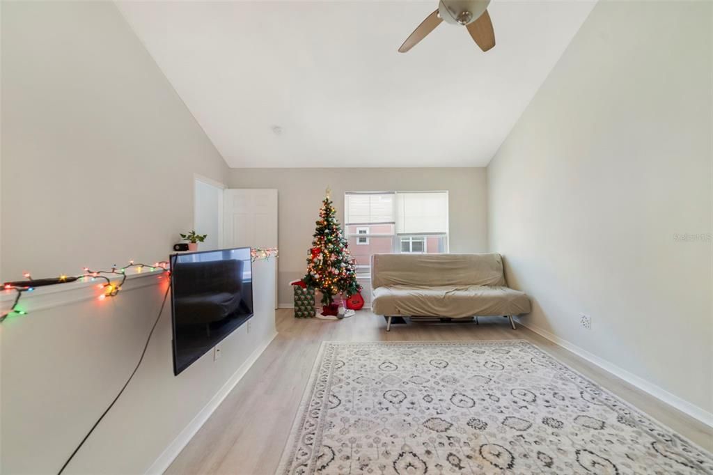 For Sale: $155,000 (1 beds, 1 baths, 658 Square Feet)