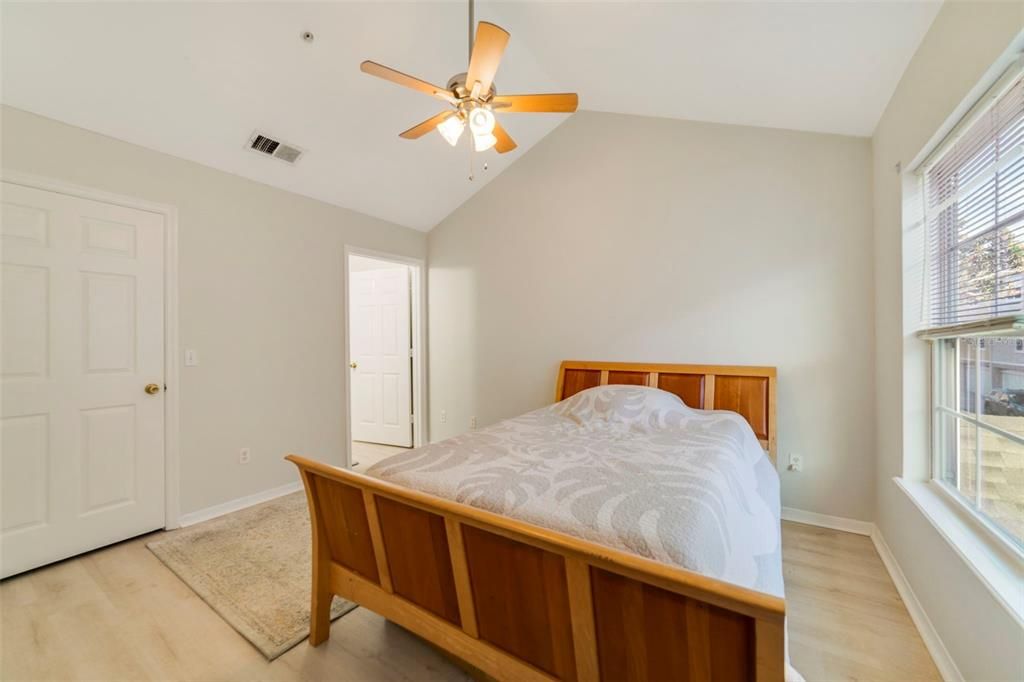 For Sale: $155,000 (1 beds, 1 baths, 658 Square Feet)